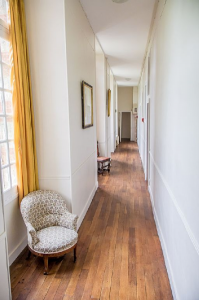 Couloir 1er étage du château de Beaulieu avec couchages pour vos réceptions
